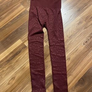 STUNNING BURGUNDY ZACH & RACHEL LEGGINGS PERFECT FOR THE HOLIDAYS 🤗💕💕🎉🌲